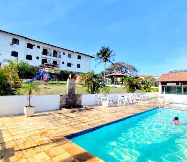 Sao Pedro da Aldeia Apartment | À 20min da PRAIA do Forte - TOP 1 QUARTO com ESTACIONAMENTO em Condomínio com VISTA INCRIVEL - PORTARIA 24h, PISCINA, Sauna e Parquinho Infantil - Apartamento com Ar condicionado, Smart TV, Wi-Fi, Cozinha Completa, apenaaldeia