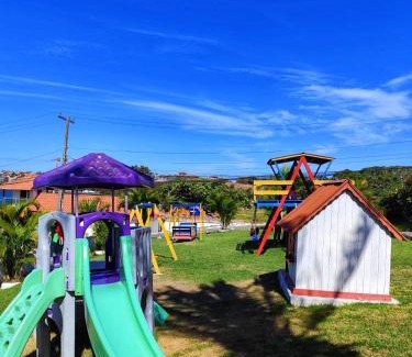 Sao Pedro da Aldeia Apartment | À 20min da PRAIA do Forte - TOP 1 QUARTO com ESTACIONAMENTO em Condomínio com VISTA INCRIVEL - PORTARIA 24h, PISCINA, Sauna e Parquinho Infantil - Apartamento com Ar condicionado, Smart TV, Wi-Fi, Cozinha Completa, apenaaldeia
