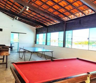 Sao Pedro da Aldeia Apartment | À 20min da PRAIA do Forte - TOP 1 QUARTO com ESTACIONAMENTO em Condomínio com VISTA INCRIVEL - PORTARIA 24h, PISCINA, Sauna e Parquinho Infantil - Apartamento com Ar condicionado, Smart TV, Wi-Fi, Cozinha Completa, apenaaldeia