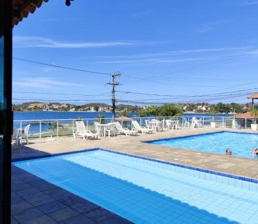 Sao Pedro da Aldeia Apartment | À 20min da PRAIA do Forte - TOP 1 QUARTO com ESTACIONAMENTO em Condomínio com VISTA INCRIVEL - PORTARIA 24h, PISCINA, Sauna e Parquinho Infantil - Apartamento com Ar condicionado, Smart TV, Wi-Fi, Cozinha Completa, apenaaldeia