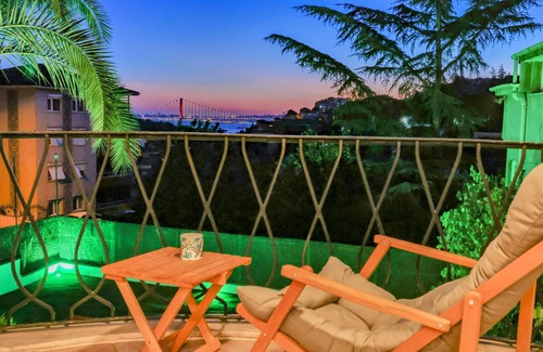 Uskudar Villa | Çengelköy'de Boğaz Manzaralı Isıtmalı Kapalı Havuzlu Villa