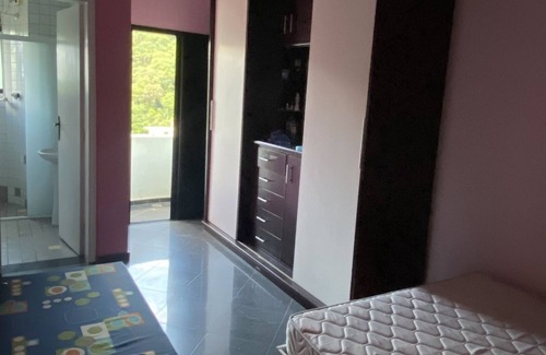 Vila Julia Apartment | Ótimo Apartamento Começo da Enseada ao Lado do Mercado Pão de Açúcar,
