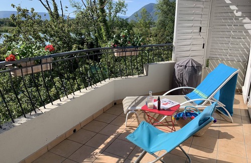 Chanaz House | Ô Pied Dans l'O Maison de Charme au Bord de L'eau. Idéal Entre Amis, en Famille
