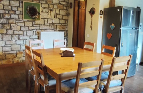 Kalavrita Cottage | Το Erymanthos country home είναι μια πέτρινη μεζονέτα για στιγμές χαλάρωσης
