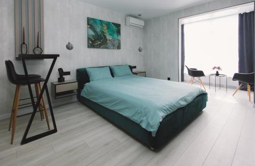 Darnyckyj Apartment | Квартира з вікнами на озеро