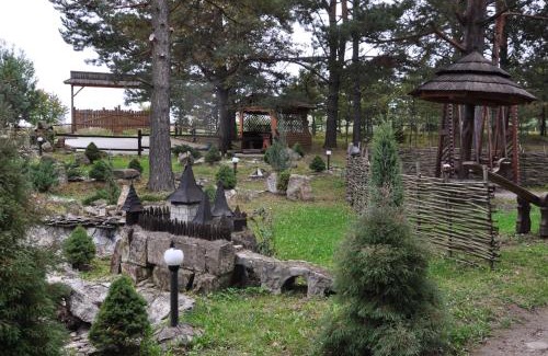 Vyzhnytsya Hotel | Сосновий Двір