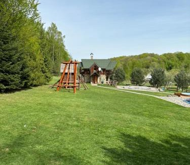 Vyzhnytsya Ski Chalet | Хутір Стаєчне