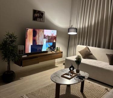 Al Kharj Apartment | شقة مطلة على البرج - غرفه وصالة