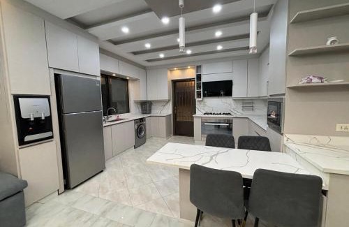 Al Jubeiha Apartment | شقة واسعة مع ترس كبير