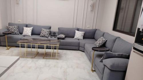 Al Jubeiha Apartment | شقة واسعة مع ترس كبير