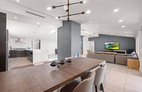 Woodland Hills House | ৎ୭ Hillside Modern Retreat ৎ୭W/pool,BBQ& MORE