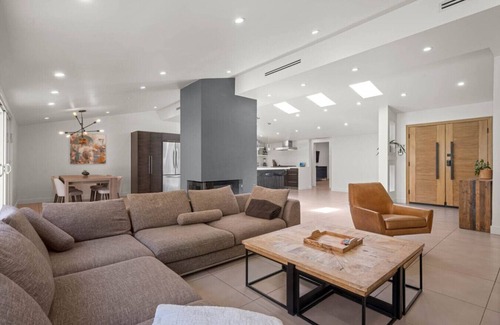 Woodland Hills House | ৎ୭ Hillside Modern Retreat ৎ୭W/pool,BBQ& MORE