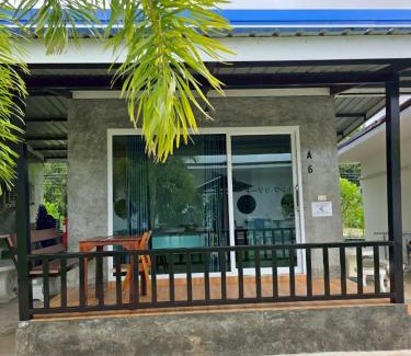 Khlong Khut House | ต้นหว้ารีสอร์ท
