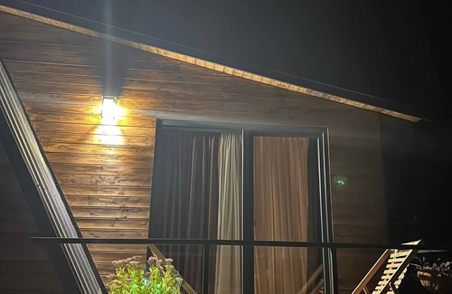 Ambrolauri Cottage | რაჭაში, ეკოლოგიურად სუფთა ხის კოტეჯი, აუზით და კეთილმოწყობილი ეზოთი