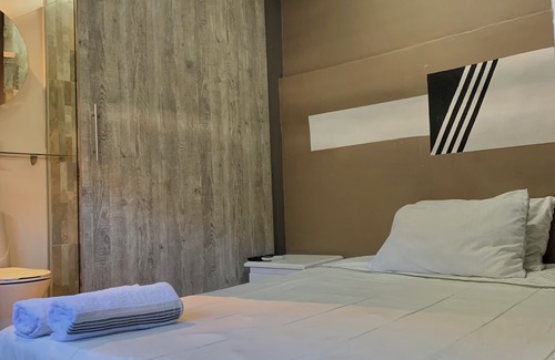 Zona Rosa Hotel | 【ᴘʀɪᴠᴀᴛᴇ ʙᴜɪʟᴅɪɴɢ 𝟏𝟖ʙᴅ/5ᴊᴀᴄᴜᴢᴢɪ ᴀᴛ ʟʟᴇʀᴀꜱᴘᴀʀᴋ】