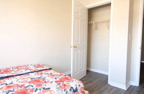 Markham Villa | 位于多伦多万锦第一高中学区房仅步行5分钟,两间带双人床的二楼睡房,家居、家具、厨房、水电气网全包,适合家长陪读也可以包吃住(伙食费另计)寄宿,近商业中心交通便利