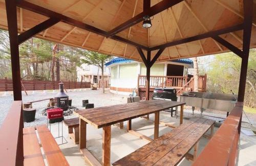 Tsumagoi House | 団体歓迎ジョイサウンドカラオケ付き北軽井沢超大型貸別荘7寝室5浴室20人泊まれる