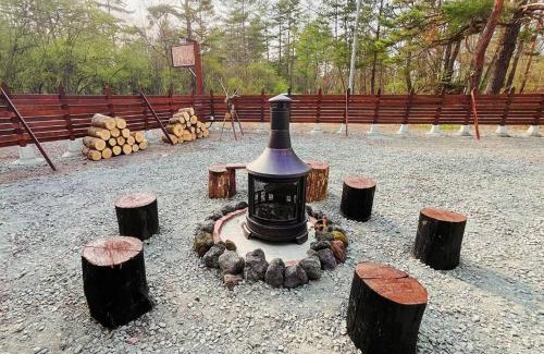 Tsumagoi House | 団体歓迎ジョイサウンドカラオケ付き北軽井沢超大型貸別荘7寝室5浴室20人泊まれる