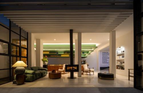 Dali Town Hotel | 大理空岛半山海景民宿