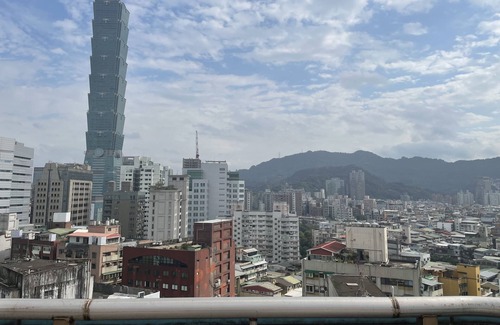 Xinyi Apartment | 暮光公寓 x 健身教練|台北 101 |Pool|夜市 |cafe|MRT捷運站|Gym