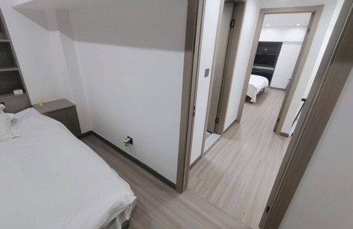 Longwan Apartment | 温州五洲国际高楼层两居室精装影院套房