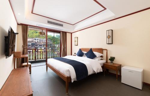 Fenghuang Bed & Breakfast | 溪桥夜语江景民宿