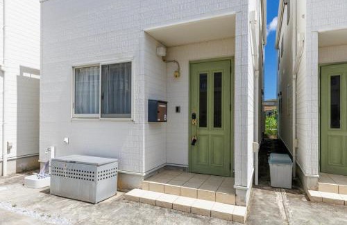 Maeda Apartment | 青の洞窟まで車で3分の恩納海彩は完全プライベートの一棟貸