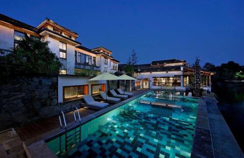 Yi County Hotel | 黟县无名初黑多白少酒店