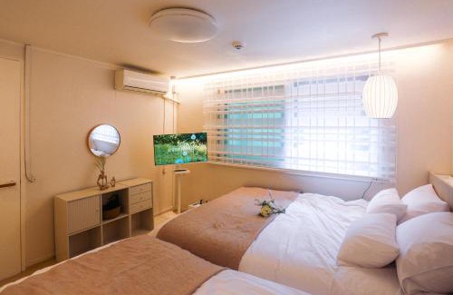 Yeonnam-dong Apartment | 홍대ㆍ공항철도 STAY h #올리모델링#홍대입구역 도보9분#연트럴파크3분#짐보관# 6인#호텔침구#각방에어컨#무료와이파이#세탁건조기#교통최고