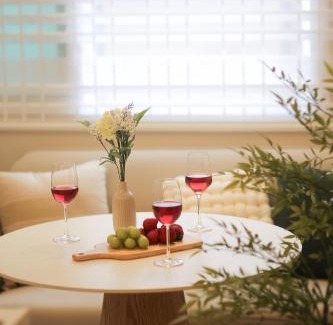 Yeonnam-dong Apartment | 홍대ㆍ공항철도 STAY h #올리모델링#홍대입구역 도보9분#연트럴파크3분#짐보관# 6인#호텔침구#각방에어컨#무료와이파이#세탁건조기#교통최고