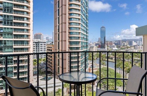 McCully - Moiliili Apartment | 05 FREE Parking/10 min beach/2br-Waikiki/Ala Moana