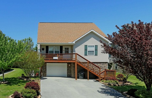 Pigeon Forge Ski Chalet | 1/2 Mi. From Parkway, 10 Min to Dollywood, 5 min to Ripken, 18 Min To Gatlinburg