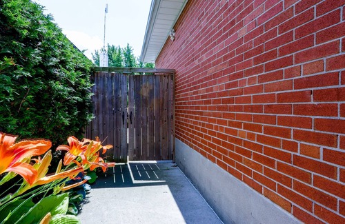 Mississauga House | 1,200sq.ft comfy & clean home with luxury bedding.Sleep as a king!