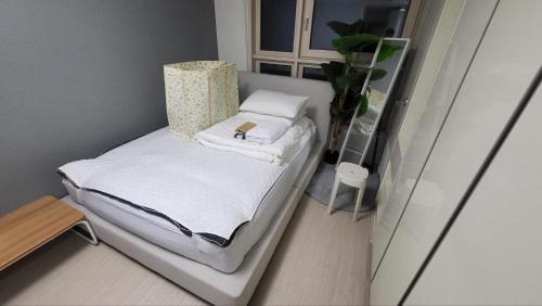 Seocho-dong Apartment | 1-3508 #Sinnonhyeon High-rise View #Garden View #Gangnam Station Line 2, Sinbundang Line #Sinnonhyeon Station Line 9 #Hotel Bedding #New Building