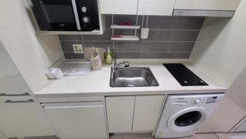 Seocho-dong Apartment | 1-3508 #Sinnonhyeon High-rise View #Garden View #Gangnam Station Line 2, Sinbundang Line #Sinnonhyeon Station Line 9 #Hotel Bedding #New Building