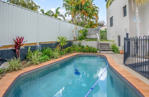 Rainbow Beach Apartment | 1/46 Manooka Drive - Rainbow Beach. Aircon. Ocean Views.