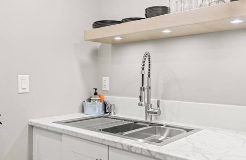 South Pandosy House | 1.5 blocks Kel Gen Hosp/Pets OK/5min OUC/1.5km Dwntwn/2.5 blocks to Sunny Beach