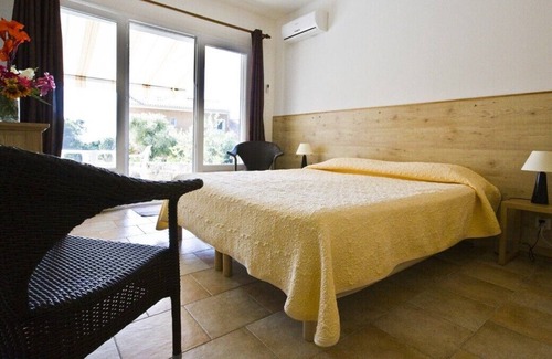 Saint-Florent Hotel | 1.5 km from St-Florent Independent room with access to the sea