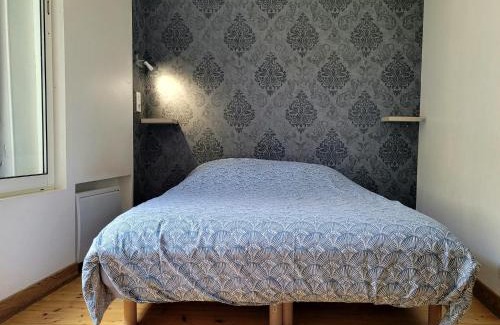 Dieppe Apartment | 1 appartement 2 chambres plus salon ,3 appartements rénovés , NETFLIX, lits faits à votre arrivée, serviettes de toilette, Ménage, Wifi, en hyper centre ,Plage à 190m, BOX à Vélos, paiement 3 fois sans frais, prix tout compris