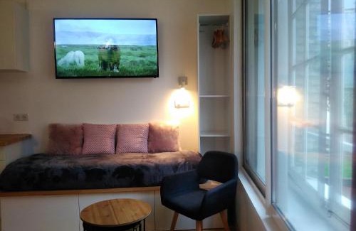 Dieppe Apartment | 1 appartement 2 chambres plus salon ,3 appartements rénovés , NETFLIX, lits faits à votre arrivée, serviettes de toilette, Ménage, Wifi, en hyper centre ,Plage à 190m, BOX à Vélos, paiement 3 fois sans frais, prix tout compris