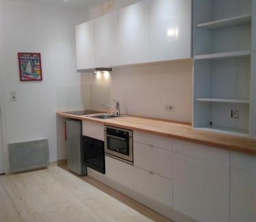 Dieppe Apartment | 1 appartement 2 chambres plus salon ,3 appartements rénovés , NETFLIX, lits faits à votre arrivée, serviettes de toilette, Ménage, Wifi, en hyper centre ,Plage à 190m, BOX à Vélos, paiement 3 fois sans frais, prix tout compris