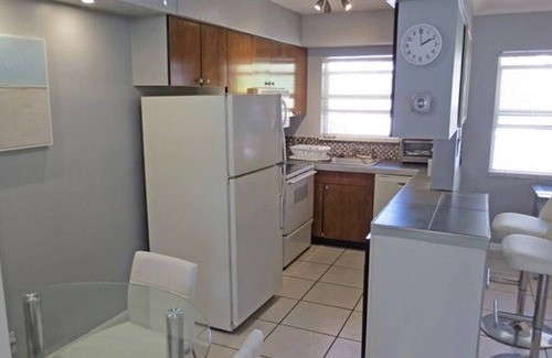 Dolphin Isles Condo | 1 B/R Condo - Prime Location & 1 Minute Walk To Ocean Beach, Restaurants & Bars