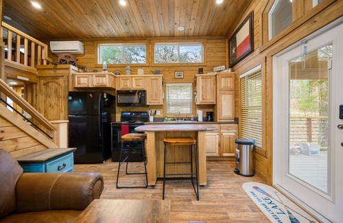 Broken Bow Cabin | 1 bdr + loft brand new tiny home w/hot tub by a seasonal creek