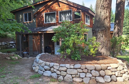 Nelson House | 1 bdrm, 2 bed in a house to yourself mins from sandy beaches, trails and Nelson!
