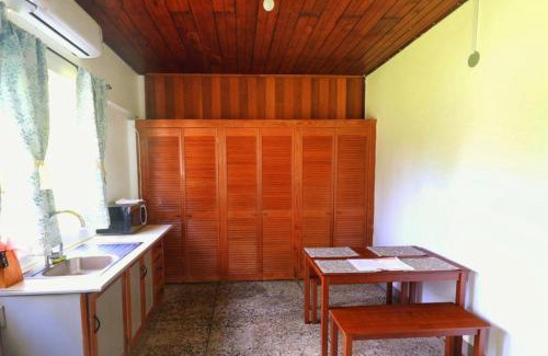 Orange Hill Apartment | 1 Bed Apartment - Wifi Parking Mountain Views
