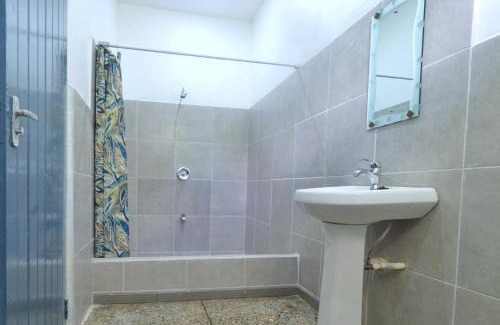 Orange Hill Apartment | 1 Bed Apartment - Wifi Parking Mountain Views