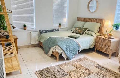 Eglinton Apartment | 1 Bed Flat - Sleeps 2 - Pets - Parking - Garden
