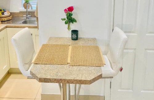 Eglinton Apartment | 1 Bed Flat - Sleeps 2 - Pets - Parking - Garden
