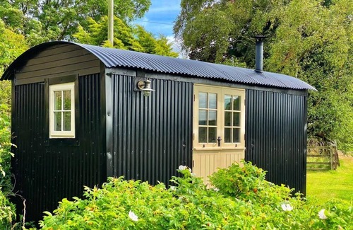 Crawcrook Cabin | 1 Bed Glamping Hut - Firepit, Fireplace, Views