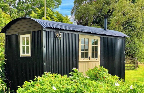 Lemington Cabin | 1 Bed Glamping Hut - Firepit, Fireplace, Views